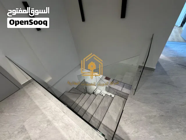 شقة دوبلكس - فاخرة - فارغ او مفروش - مساحات واسعة - موقع مميز