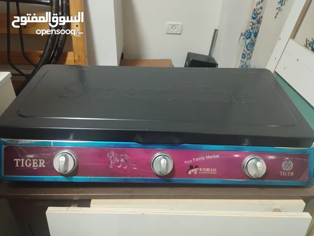 غرفة نوم زوجية بيضاء جديدة مع غسالة مستعملة وثلاجة مستعملة وغاز جديد مع خزانة للبيع