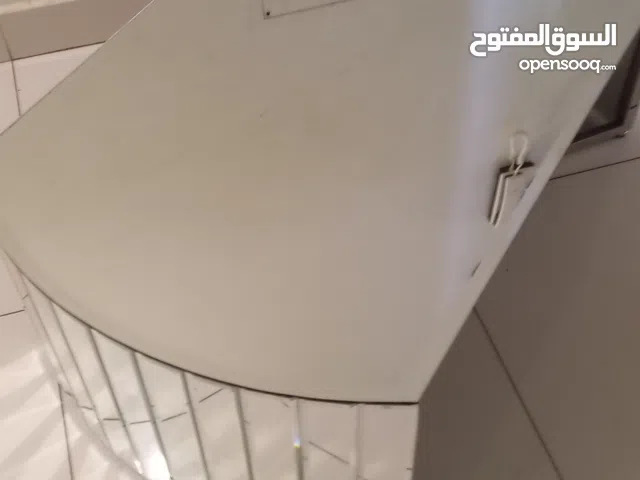 طاوله ضيافه حجم وسط للبيع والصغير طقم اربع طاولات صغار ثنين تمام واثنين يحتاج تثبتهم عدل