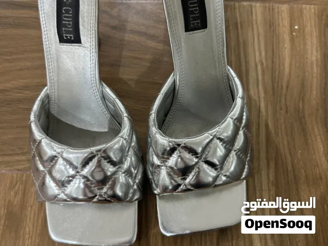 كعب فضي راقي باللبس جدا
