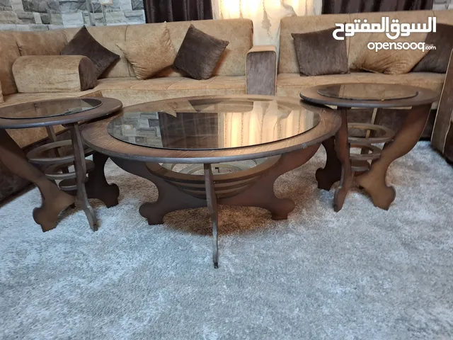 طقم كنب مع برادي شباكين و [ 3  ] طاولات