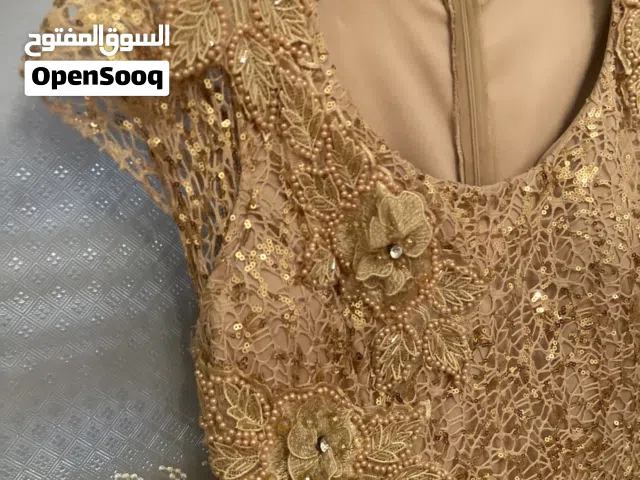 فستان ذهبي بقماش ترتر مبطن طويل بأكمام قصيرة وتطريز ذهبي