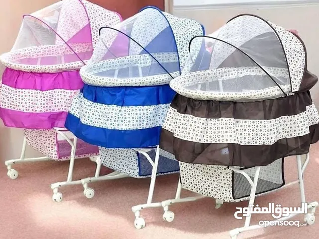 تخت بيبي بشكل جديد بسعر العرض 179 شيكل فقط مزود بفرشة و مخدة و ناموسية و سلة و تعليقة .