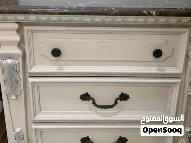 كومود كبير بحالة ممتازة