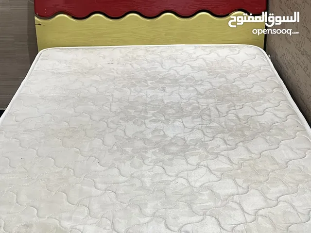 سريرين نظيفه وخالية من العيوب تفصيل خاص من خشب قوي مقاس نفر ونص