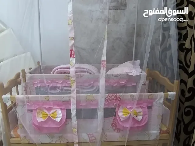 سرير اطفال مع مهد هزاز و مفرش ولحاف