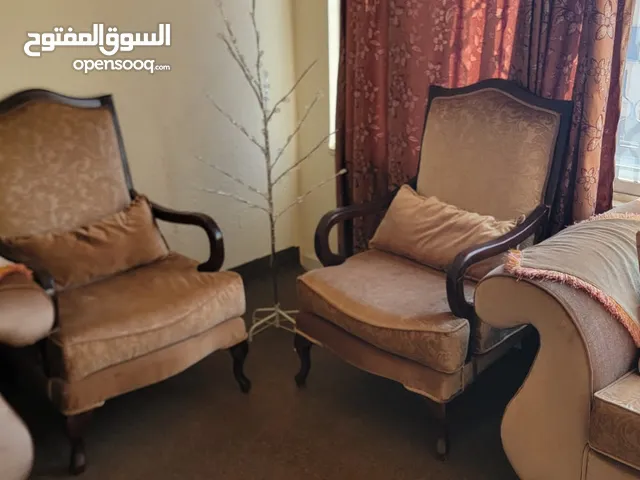 طقم كنب 7 مقاعد بحاله ممتازه..للبيع المستعجل