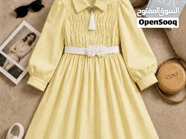 فستان بناتي تركي أنيق – نعومة ولمسة فخامة تصميم راقي بتفاصيل لامعة، أكمام طويلة وياقة كلاسيكية مع