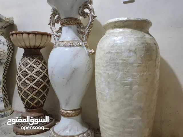 فازات كبيره مختلفه مستعمله للورد والديكورات تصلح للحديقه والمنزل