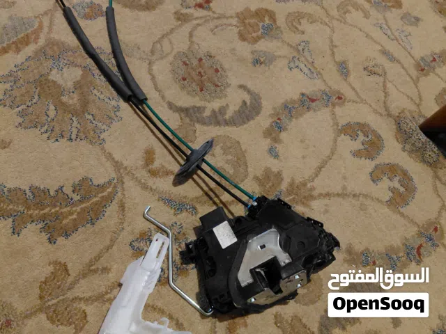 قفل باب السواق أصلي جاي مع السيارة  KIA K7 2012 نظييف  للبيع