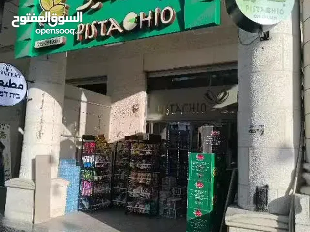 محل عروض وشوكولاتة للبيع في وسط البلد بجانب البنك العربي