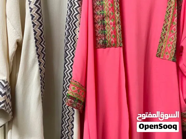 عبايات لون بيج ولون زهري