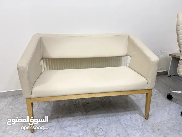 طقم أثاث مكتبي متكامل للبيع – مكتب + كرسي متحرك + 6 كراسي + خزانة قزاز – مستعمل بحالة ممتازة