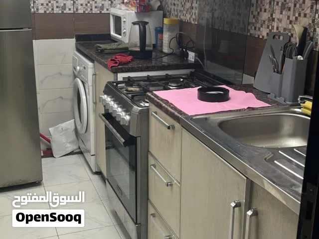 استديو مفروش للإيجار شامل جميع الفواتير ومطبخ بباب منفصل وبلكونه بنايه جديده جدا وبدون عمولة.