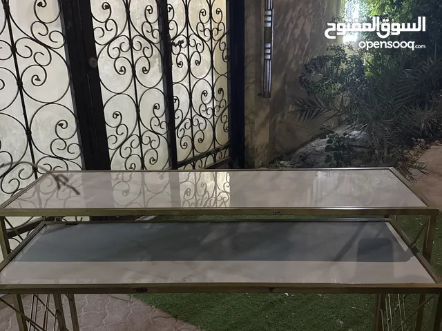 طاولات حديد لون ابيض جميل للبيع يوجد قليل من الشخطات الحديديه البسيطه يسمح لك ب رؤيته قبل شرائها