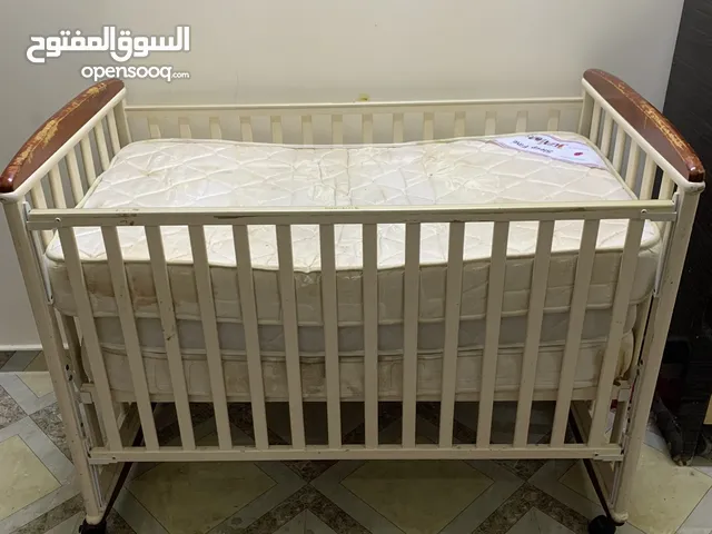 سجاد وسرير اطفال حجم واسع مستخدم نظيف
