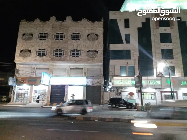 للايجارجميع المحلات التجارية والمخازن شارع حدةبيت بوس الاصبحي وشارع تعز