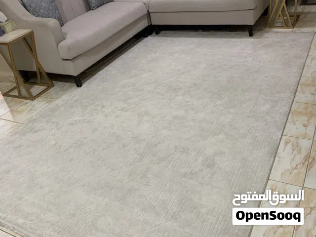 طقم كنب زاوية ثلاثة قطع مقاس 2.15م *2.30م بحالة جيدة مع سجادة تركي مقاس 2*3