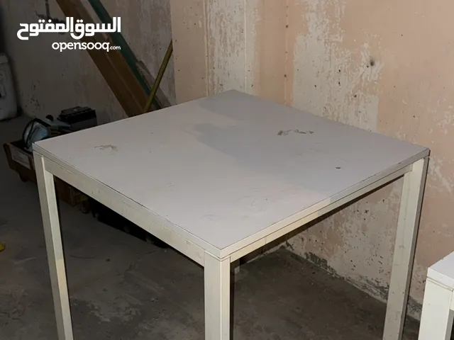 للبيع طاولات حديد وكراسي خشب ممتازين