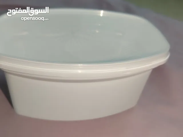 علب بلاستيك سعة نص لتر يوجد كمية للبيع بنصف السعر