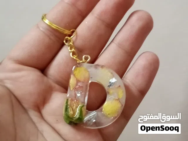 اجمل هدية  تعليقات ومداليات واحرف من الريزن مميزه قطع فريده خلي هديتك تكون كتير مميزه وخدها منا