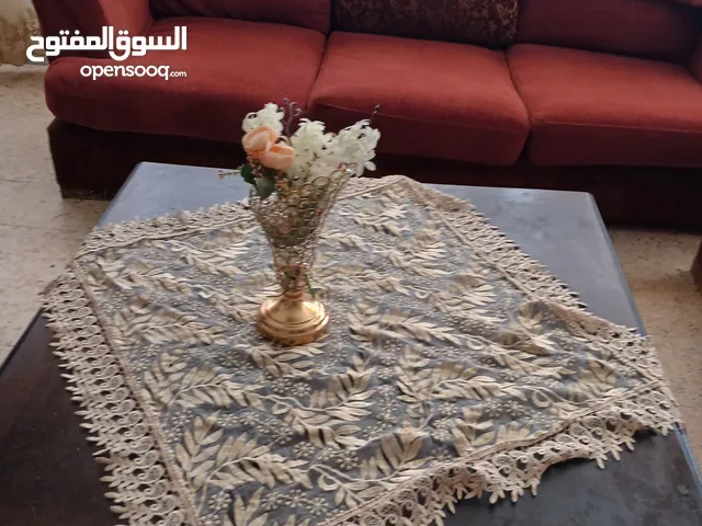كنب وطاولة