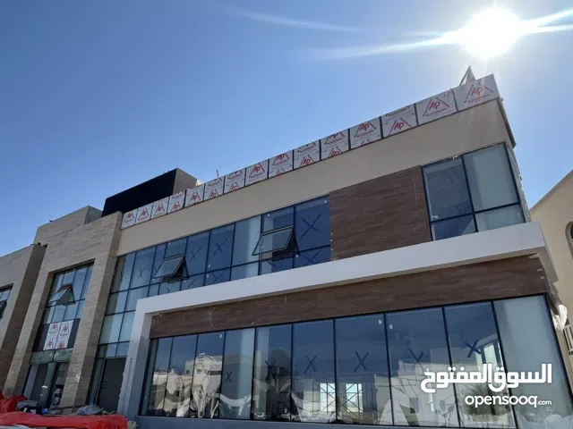 فرصة لا تُعوض للمعارض ، المكاتب ، المطاعم - مساحات تجارية بواجهات زجاجية مباشرةً على شارع 18 نوفمبر