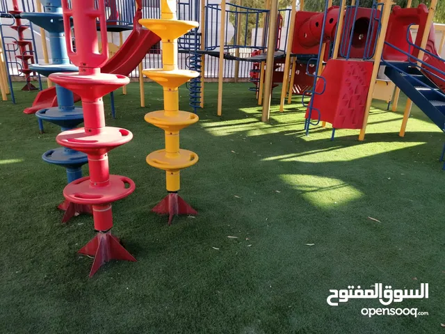 عشب صناعي (ترتان) وأشجار و ورد صناعي