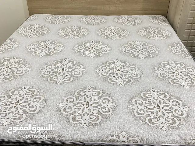 سرير حجم كبير استعمال اقل من سنة مع 2 كوميدينو و دولاب ملابس كبير 4 أبواب مع mattress طبية جديدة.