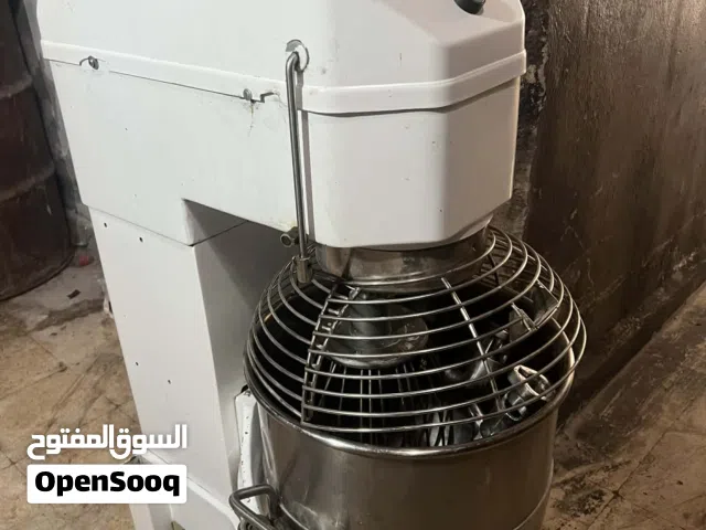 عدت حلويات مكونه من خفاقه مع 3 ادين+ فرنين +سدوره+سيبة سدوره+ قوالب كيك