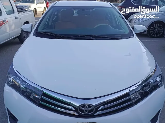 كرولا 2015 ماكينه 1600 نضيفه لاتحتاج اى مصاريف السياره بدون حوادث 2000kd