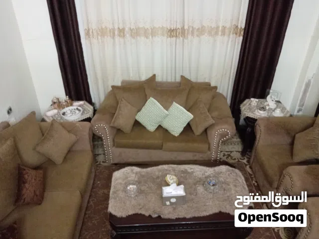 طقم كنب "فخامة" تفصيل - بحالة الوكالة - للبيع العدد: طقم كنب 7 مقاعد (تفصيل). الملحقات: بردايتين و