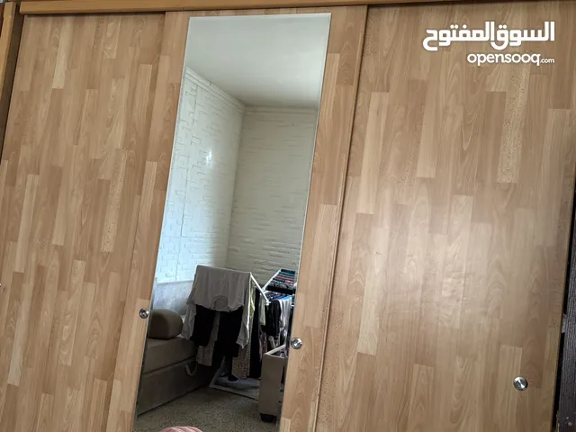 خزانه 3 بواب سحاب بحالة جيدة خشب لاتية لون بيج _عسلي