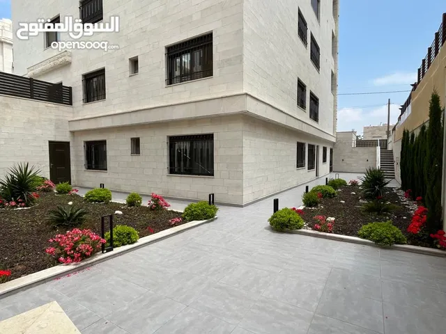 شقة طابق أرضي 205م مع تراس أمامي 70 م في منطقة مرج الحمام