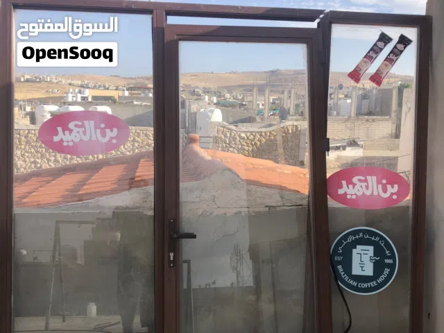 واجهة ألمنيوم كاملة مع باب لون بني خشابي - مقاس 210 × 205