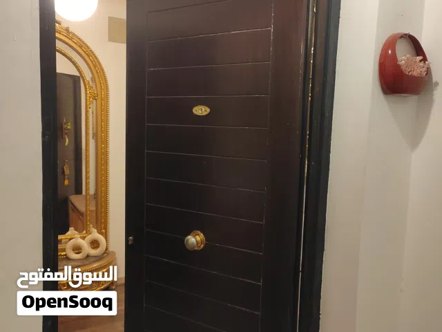 بيع باب لشقة في مدينتي لونه بني بيلمع