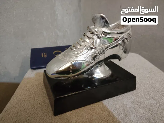 كاس على هيئه حذاء وكاس على هيئه لاعب يمسك كره.. يتم هدائه لى الفريق الفائز فى بطولا ت فى شهر رمضان