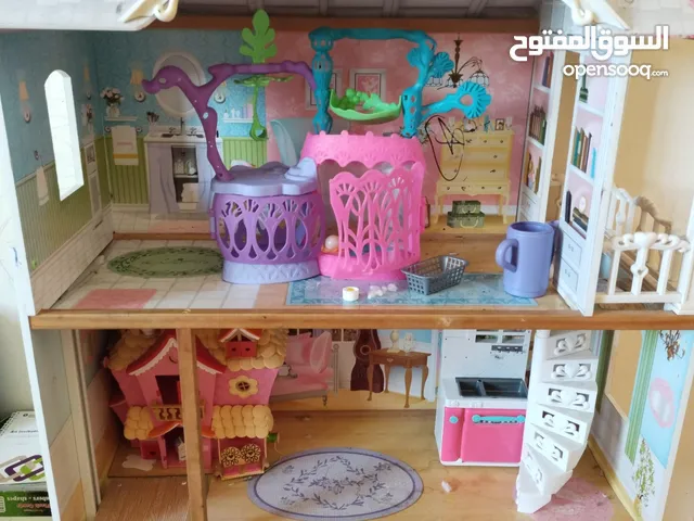 Doll house with lift