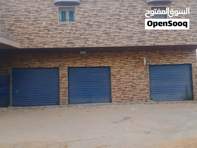 شقة دور اول مساحة 200متر في مبانة  كل دور شقة 3 غرف صالة ستقبال مطبخ منور حمام