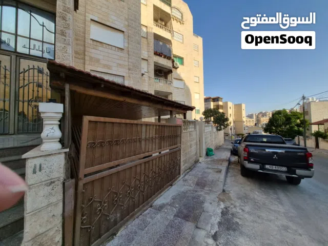 شقة أرضية تشمل حديقتين وغرفة خادمة ومخزن مع كراج سيارة مستقل للبيع