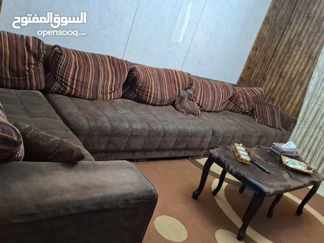 كورنر L وسجادة وطاولة وسط ومكيف وثريا