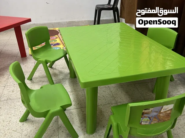 طاولة أطفال مع 4 كراسي عظم ب30 دينار