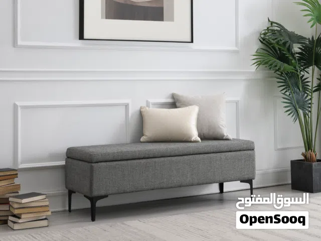 كنبة بنچ تخزين عصرية تجمع بين الأناقة والعملية، وهي قطعة مثالية لإضافة لمسة جمالية وتنظيمية لأي غرفة