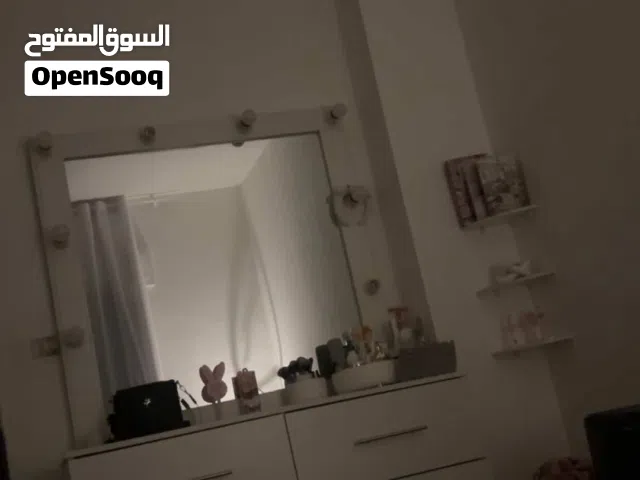 للبيع خزانة تسريحة مع مراية هوليود كبيرة، بحالة جيدة جداً
