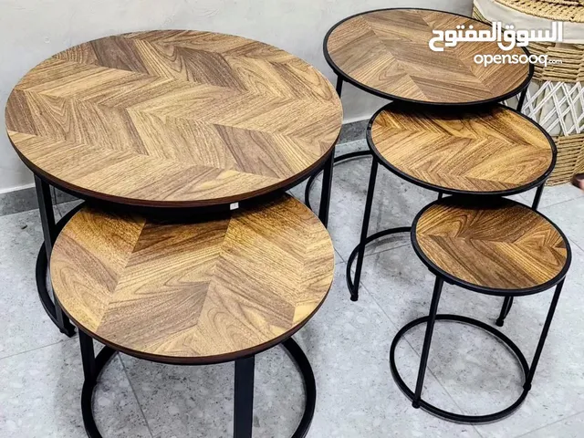 طاولات مودرن متداخلة عملية وأنيقة متوفرة بعدة تصاميم عصرية خشب طبيعي بنقشة باركيه مميزة