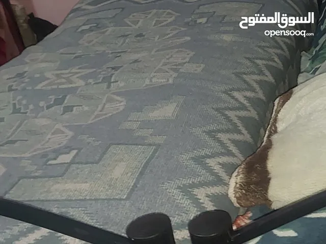 تخت مفرد عدد 3 بحاله الوكاله تم شرائهم خلال اسبوعين والبيع بداعي السفر