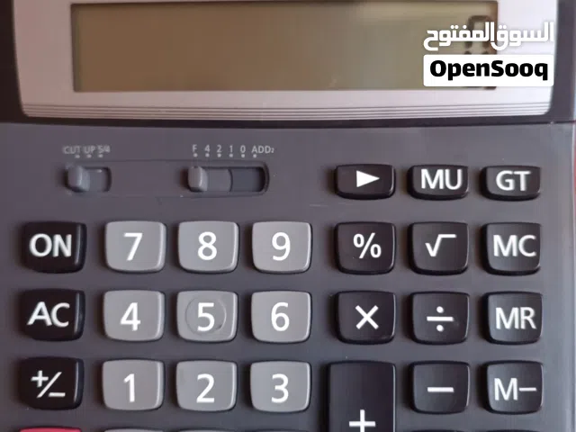 آله حاسبه ماركة كاسيو الاصليه استعمال خفيف بحاله جيده وسعر مغري مقاس 17 سم في  15   سم تعمل بالطاقه