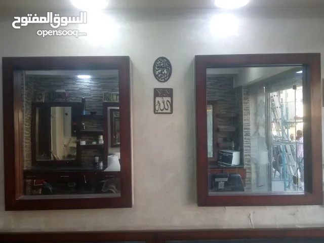 ديكور صالون حلاقه كامل مع الكراسي والمغسله والفرش شامل كل شي بالمحل باستثناء العده اليدويه
