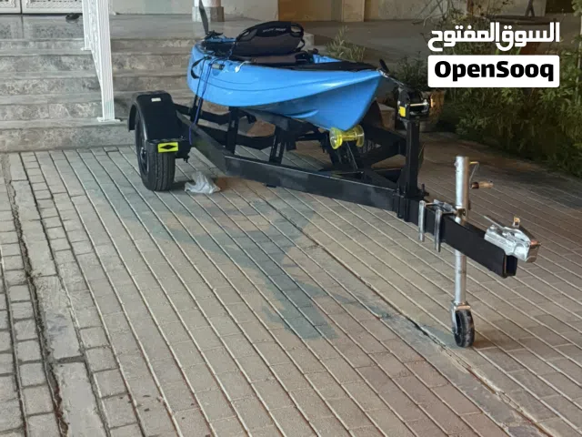 كاياك مع جميع معداته مكينة كهربائية زعانف مجداف بطارية وجرج للبطارية والقالوصة من سفن سيس مع الضمان
