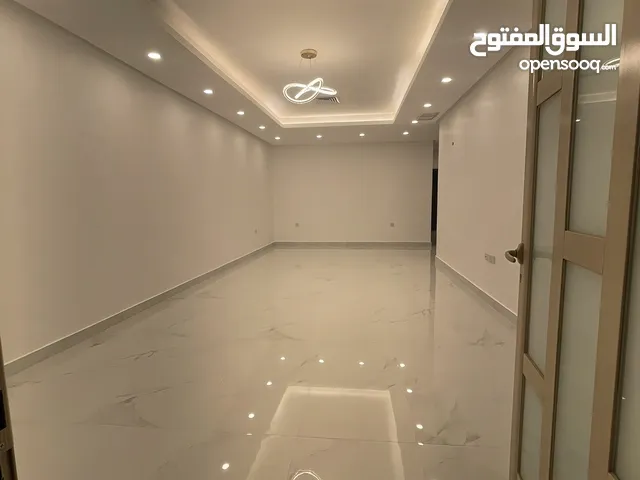 للايجار شقه في الشهداء مع حوش مدخل خاص